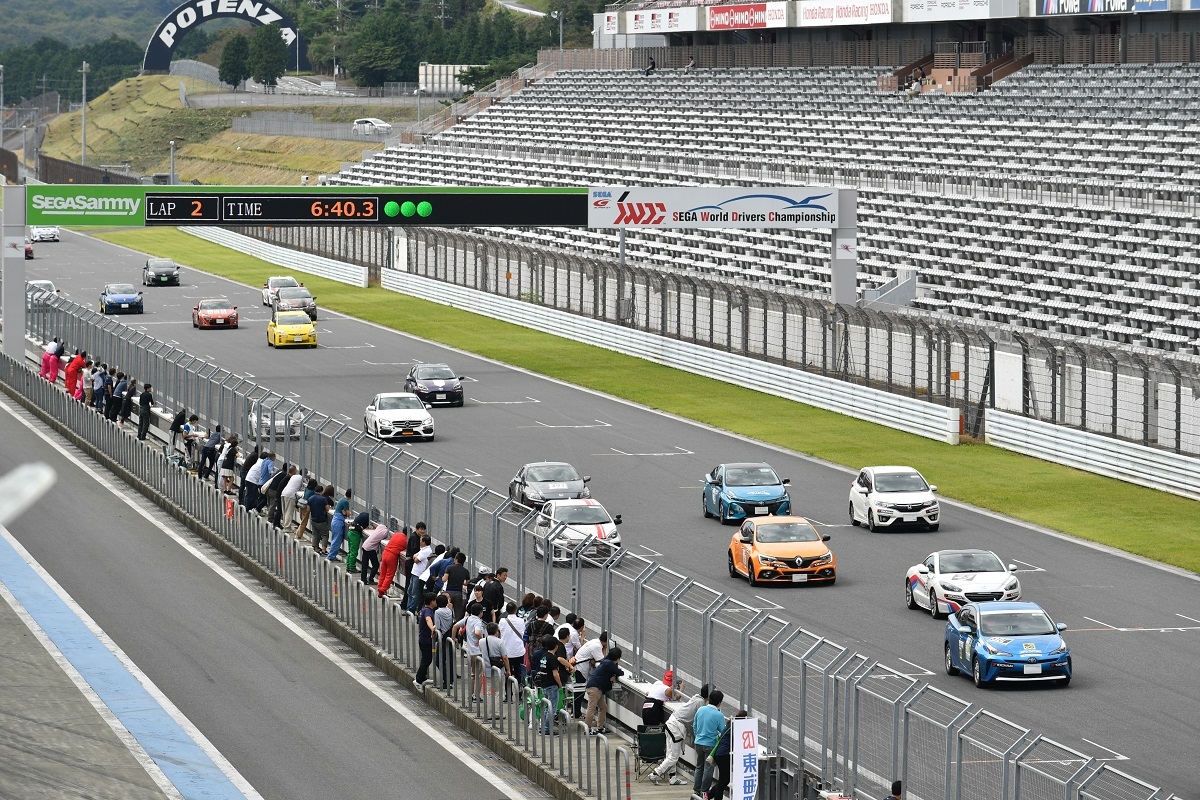 ピットウォールから状況を見守るチームの方々