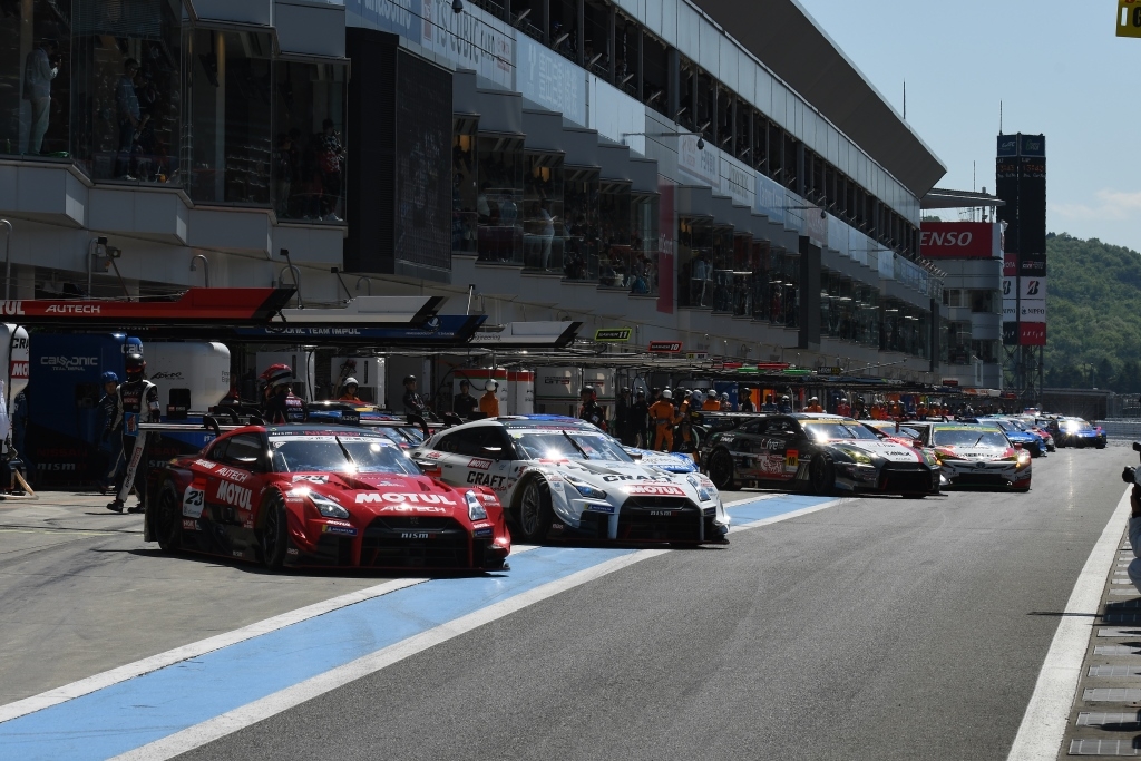 ピットレーン（決勝日コースイン時撮影）