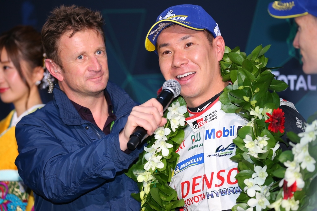 昨年優勝の小林可夢偉選手（インタビュアー：アラン・マクニッシュ氏）