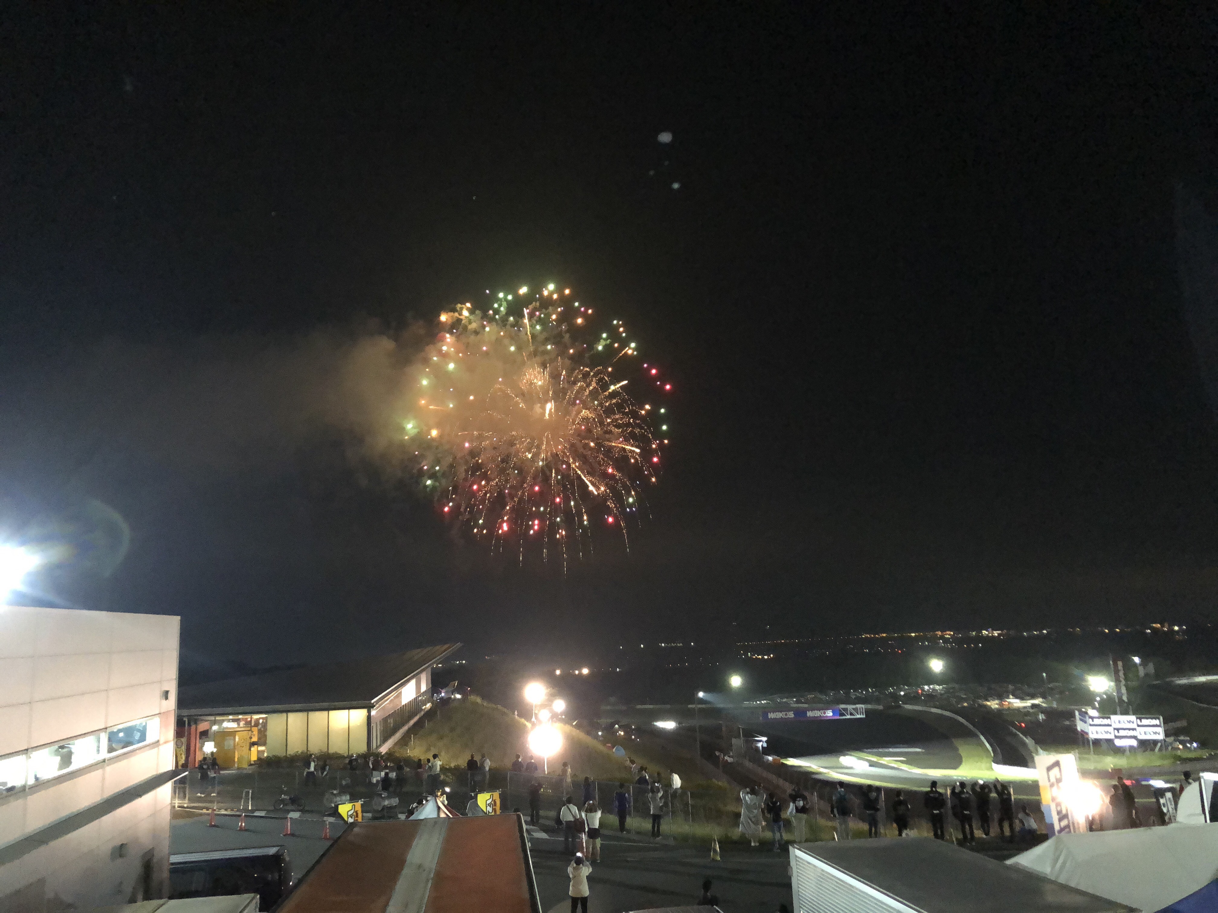 花火打ち上げ(ピットビルからの眺め)