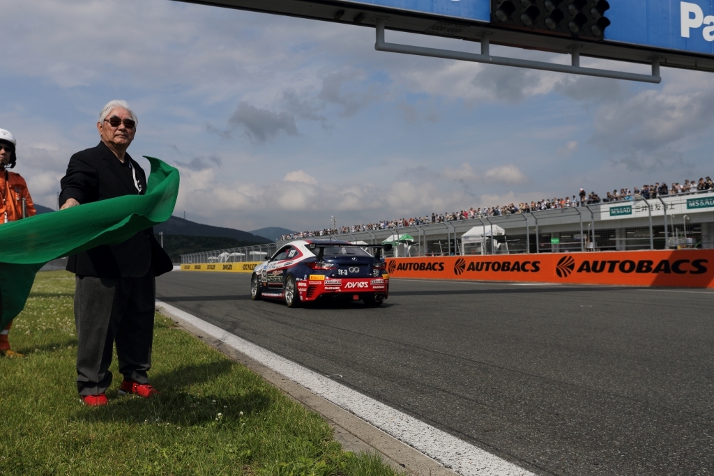 「第1回富士24時間耐久自動車レース」優勝ドライバー細谷四方洋氏によるグリーンフラッグ