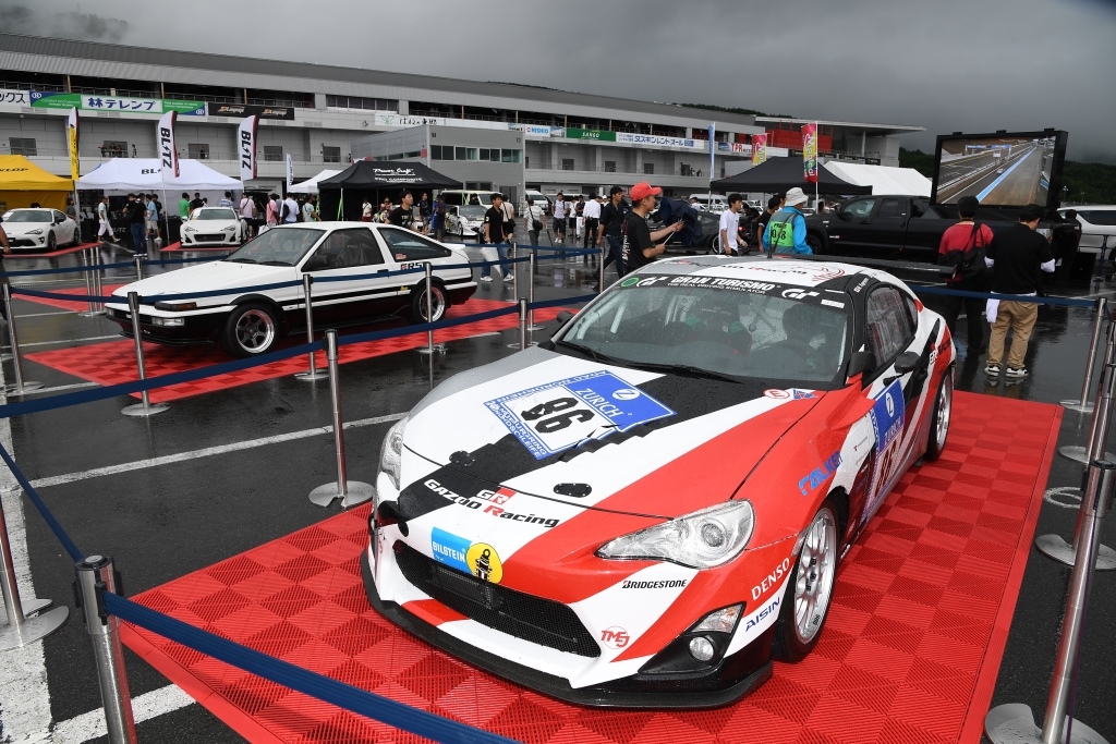 パドックでの車両展示（イメージ）