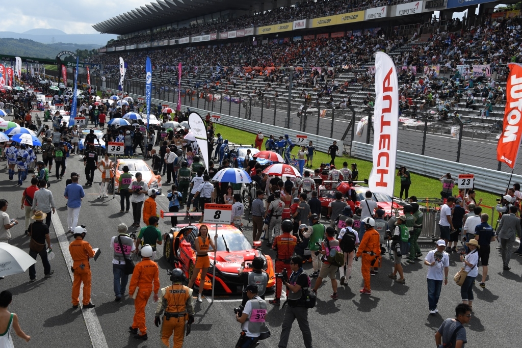 決勝スタート前のグリッドウォーク