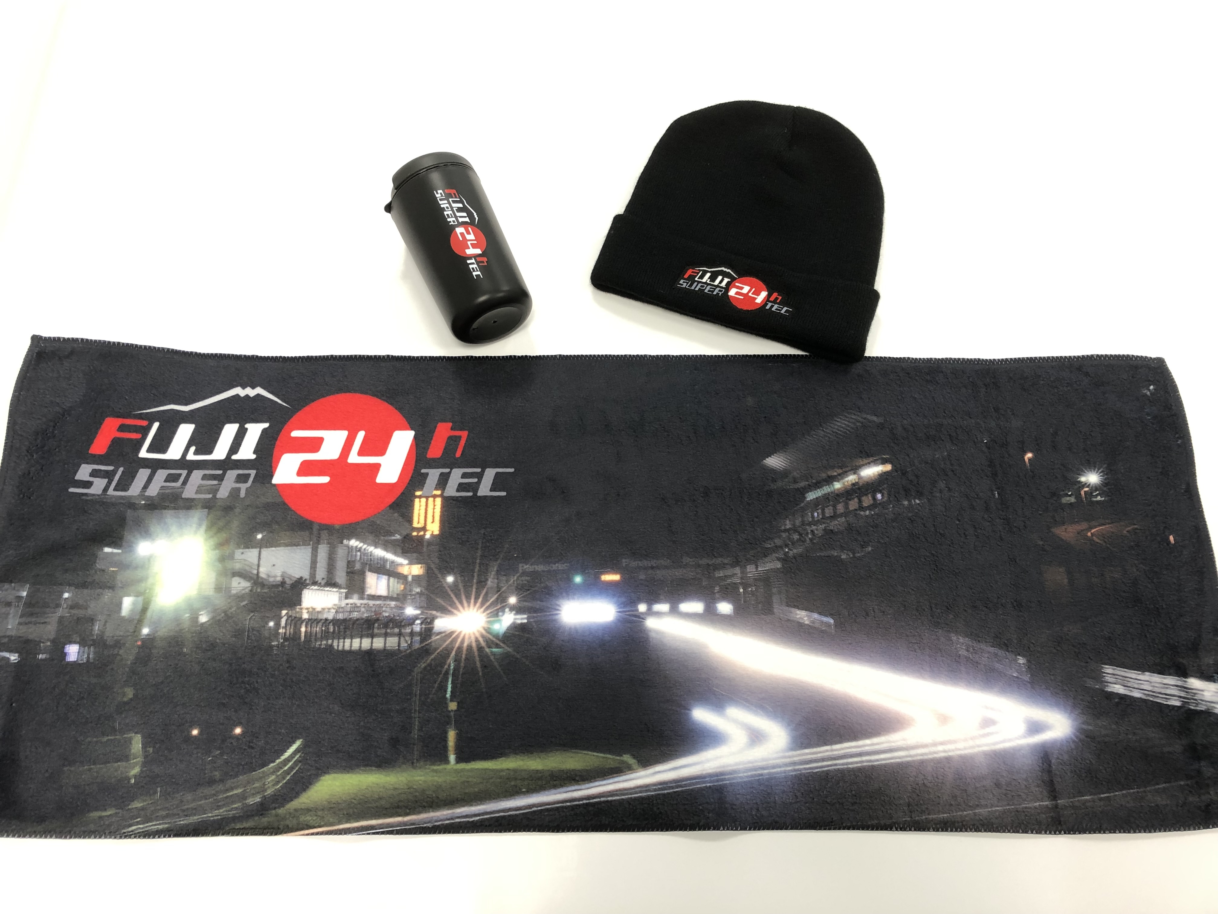 FSWオリジナルグッズ：タンブラー(左上)、ニットワッチ(右上)、オリジナルマイクロファイバータオル(下)