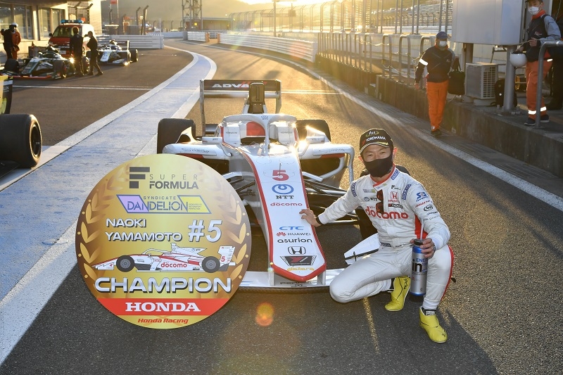 昨年ドライバーズチャンピオン、記念撮影の様子