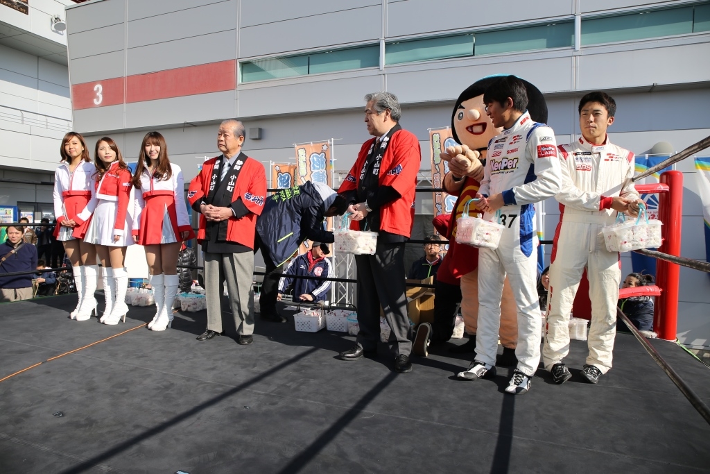 スーパーママチャリGP恒例の「餅まき」