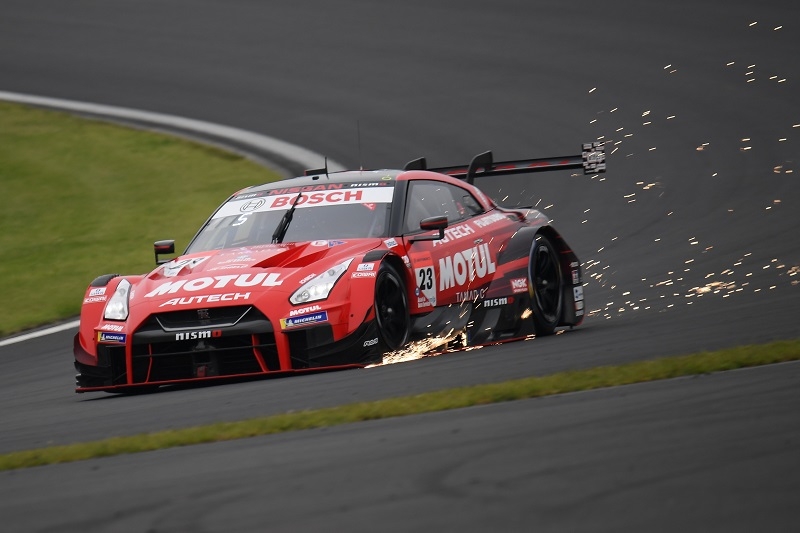 公式予選では、高速で通過するコカ・コーラコーナー・TOYOPET100Rなどで火花を散らすマシンも!