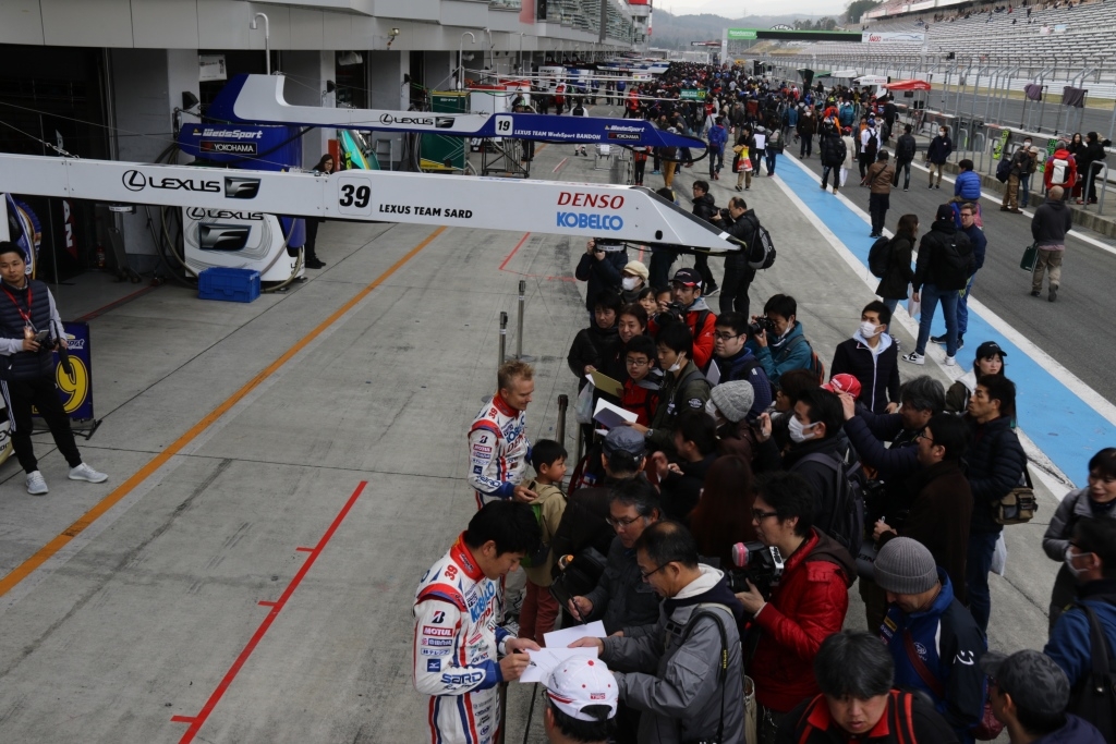 ピットウォーク：「ピットウォーク券」または「パドックパス」などが必要です