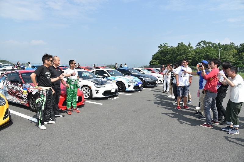 駐車場に土屋圭市氏訪問！