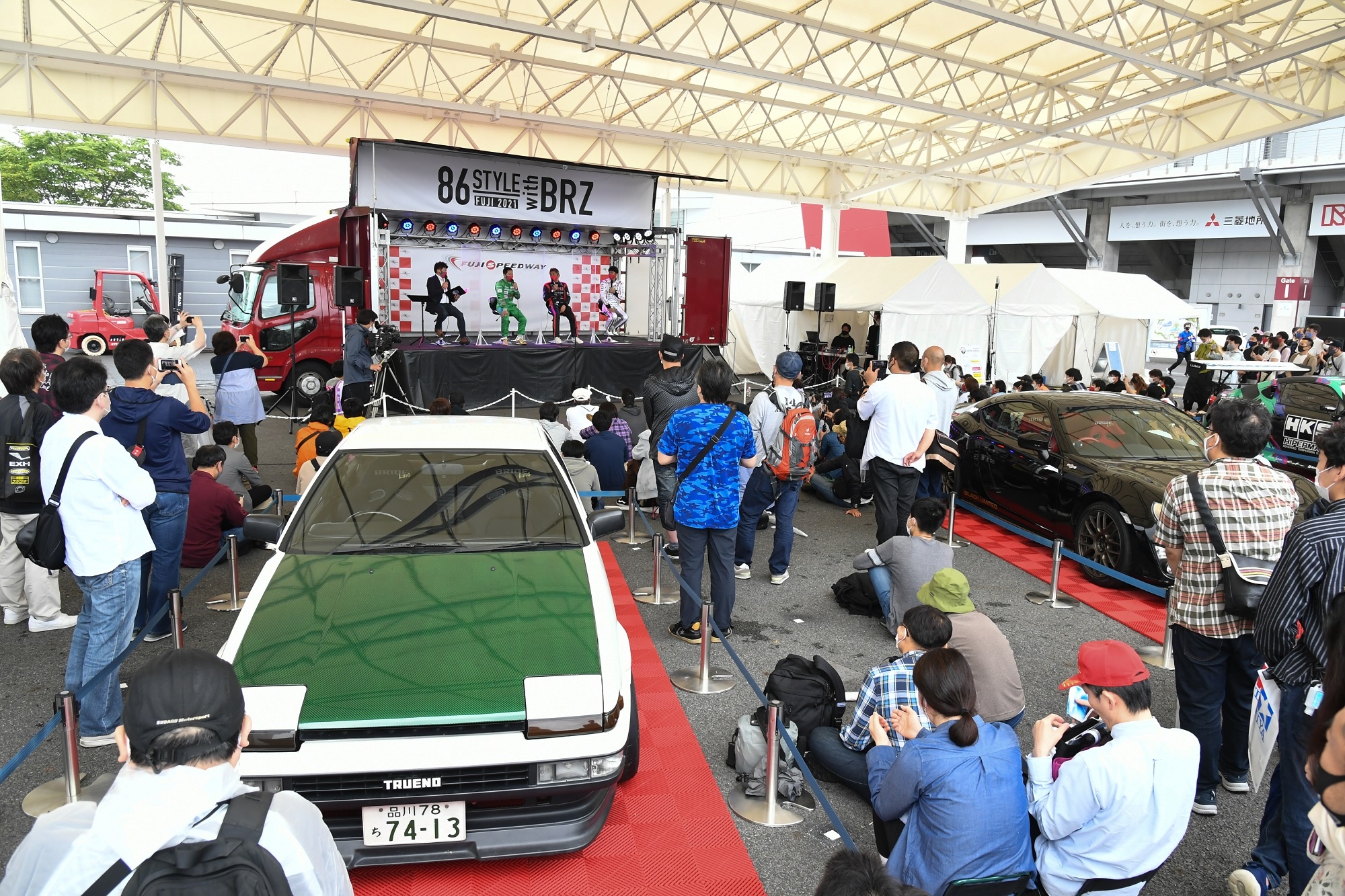 イベント広場内のステージ