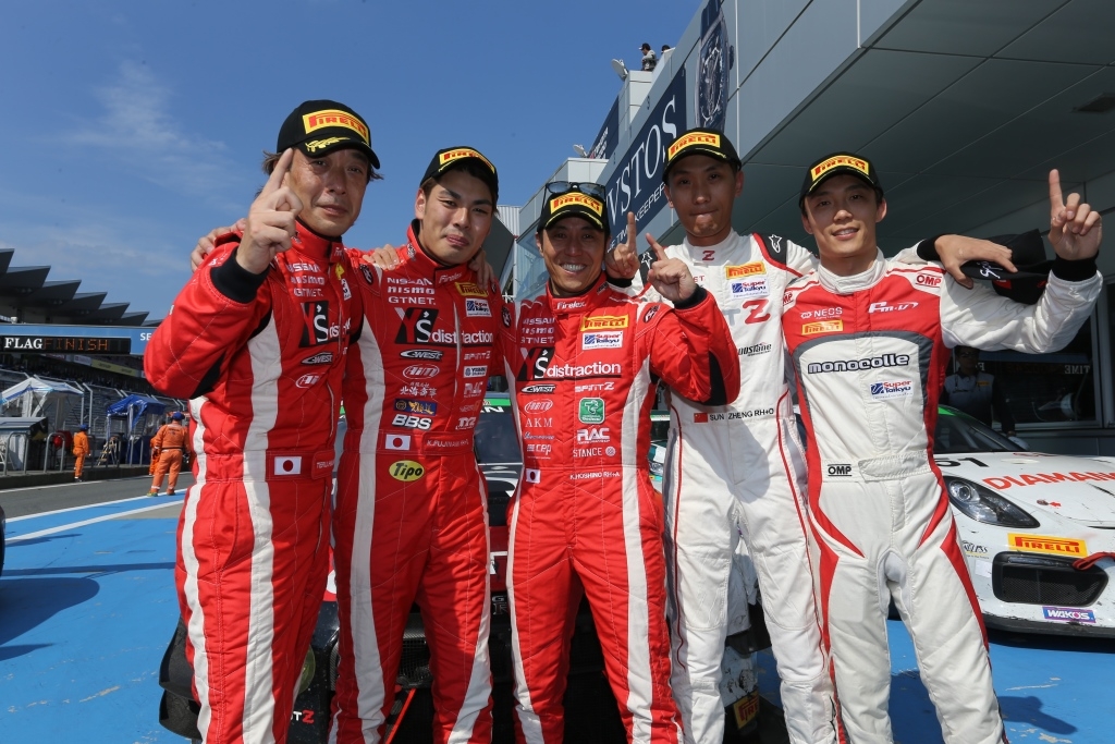 ゴール後の優勝チーム「T's Distraction GTNET GT-R」のドライバー