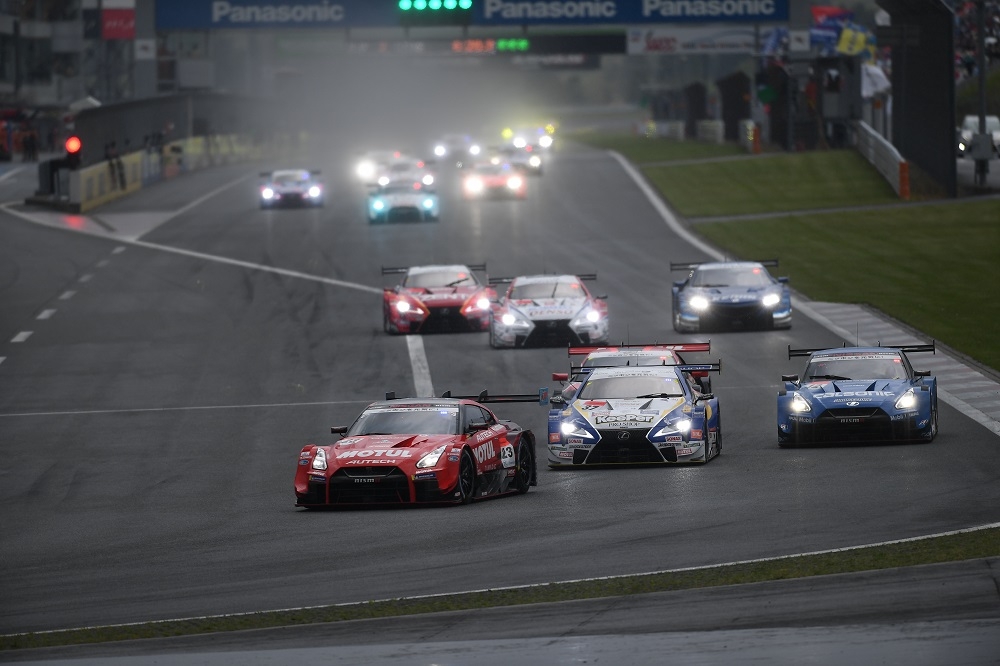 昨年 SUPER GT 第2戦 500km 決勝スタート直後のTGRコーナー