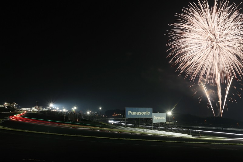 24時間レース中に開催される打ち上げ花火