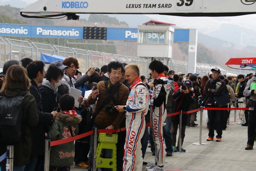 ピットウォーク：「ピットウォーク券」または「パドックパス」等が必要です