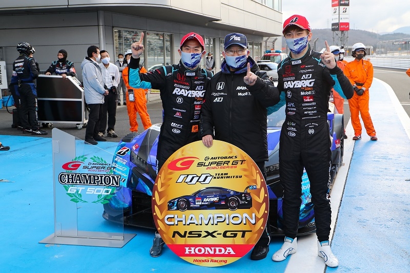 2020年SUPER GT　GT500クラスシリーズチャンピオン TEAM KUNIMITSU 左から山本尚貴選手・高橋国光総監督・牧野任祐選手