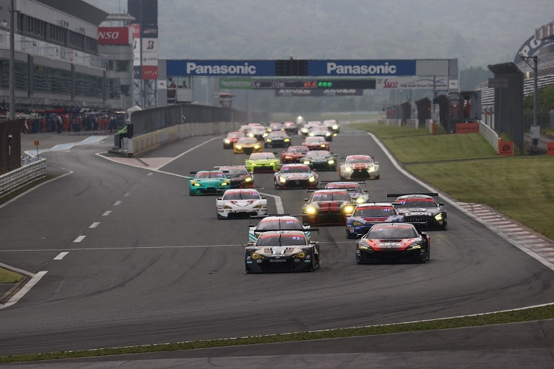 GT300クラス決勝レーススタート