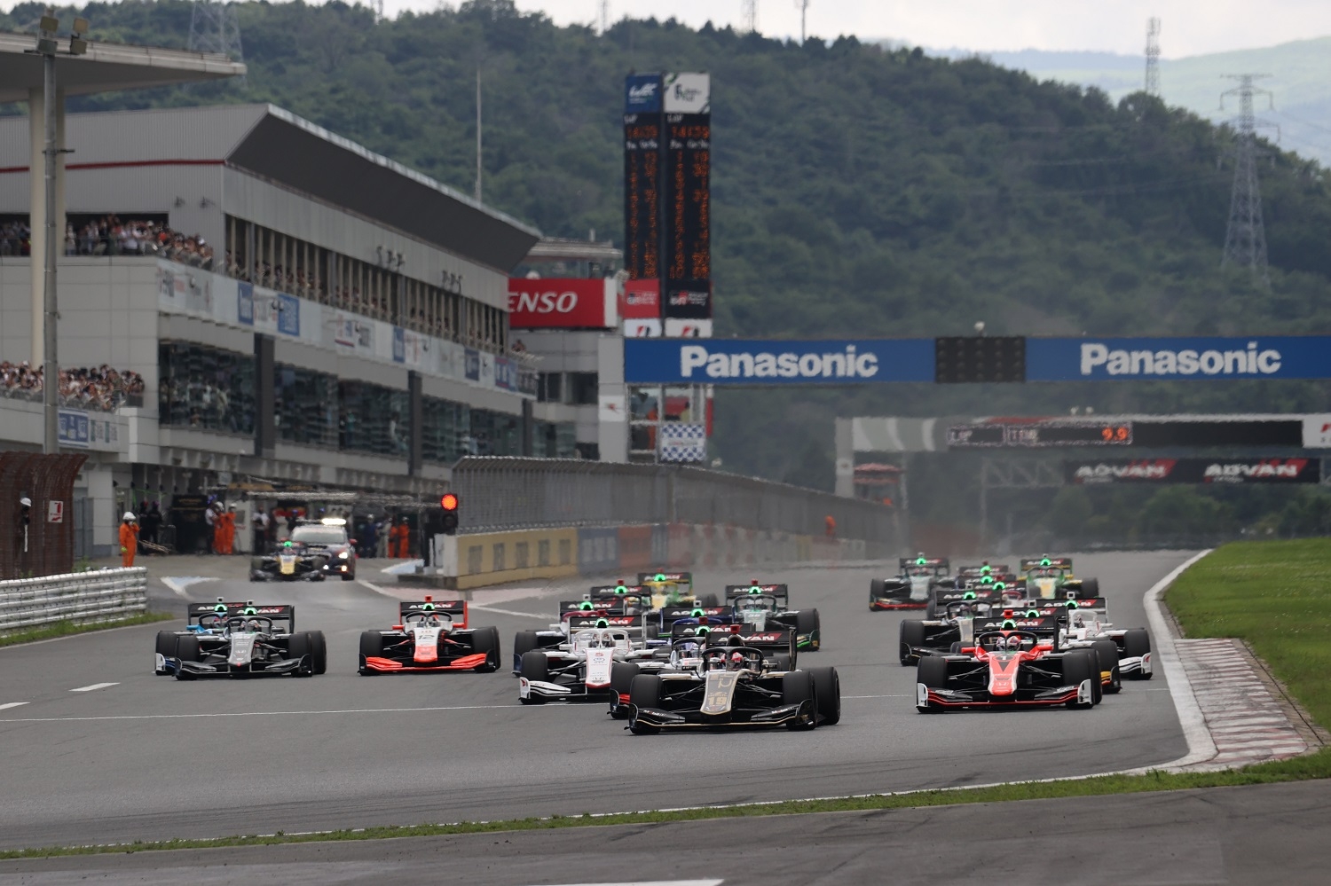 スーパーフォーミュラ第6戦　決勝レーススタート