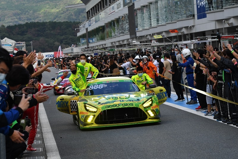 総合優勝「#888 HIRIX GOOD DAY RACING AMG GT3」