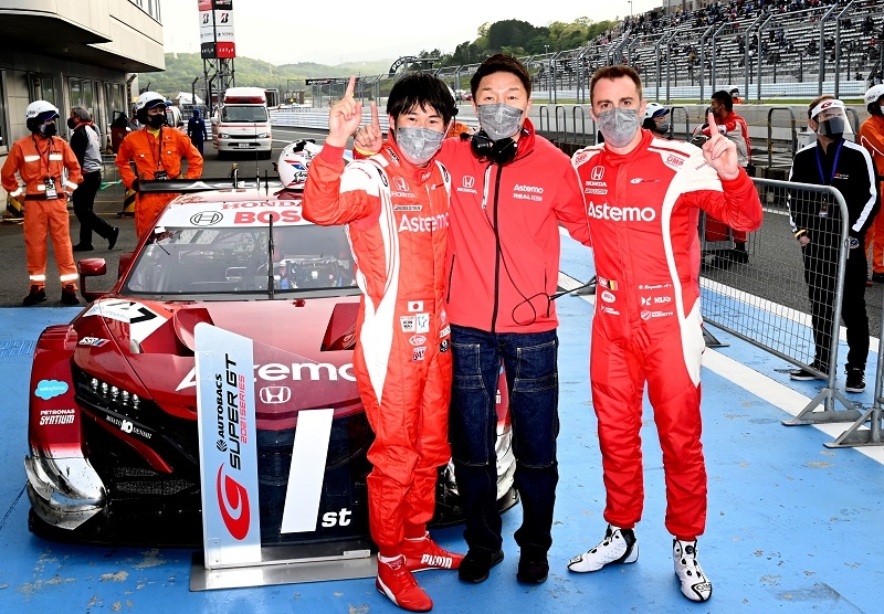 GT500クラス優勝　塚越広大選手・ベルトラン・バゲット選手