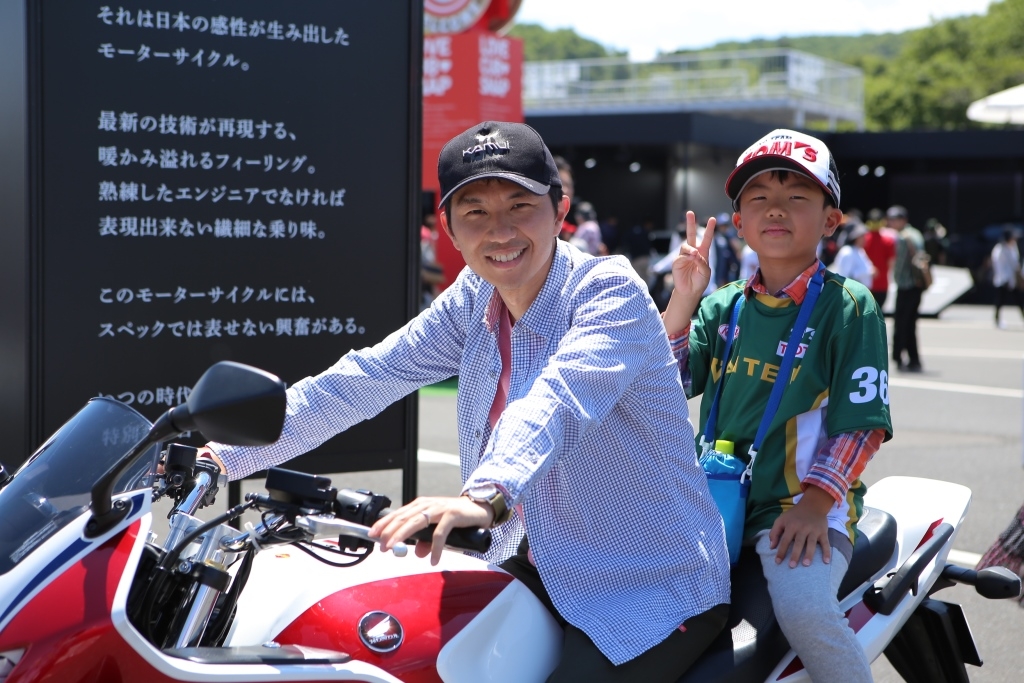 最新バイクへの跨り（イメージ）