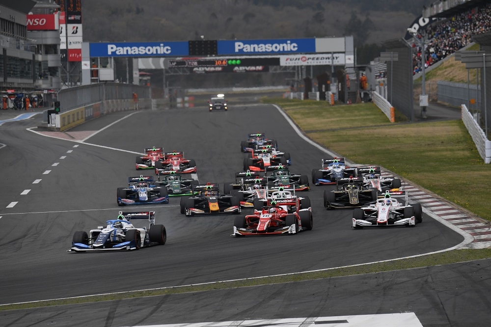 スタート直後のTGRコーナー