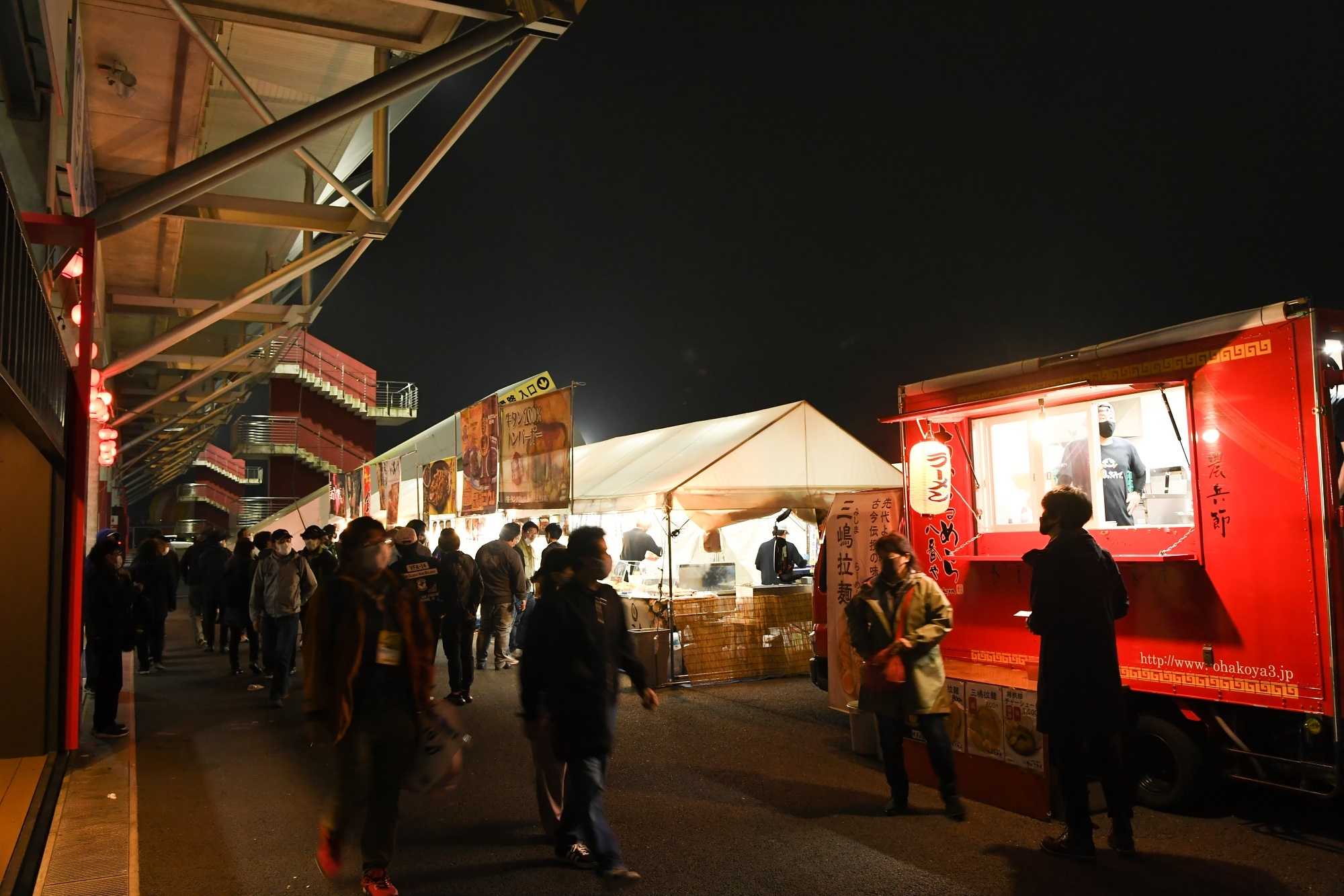 地下トン横 屋台村