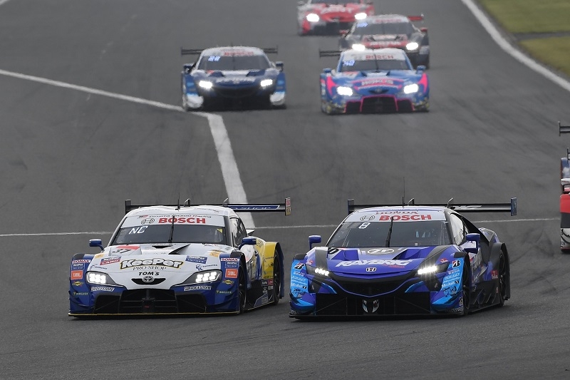 昨年SUPER GT最終戦、ファイナルラップまでタイトル争いを演じた2台!