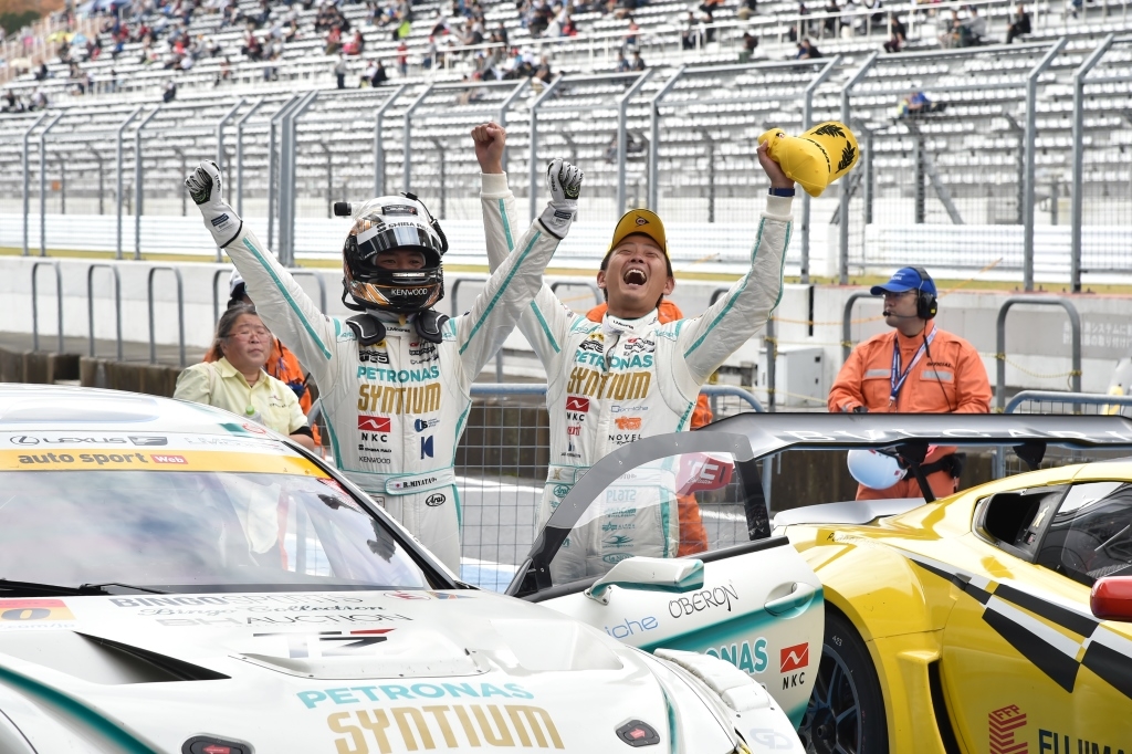 auto sport Web Sprint Cup RACE 2 優勝　宮田莉朋選手(左)・吉本大樹選手(右)