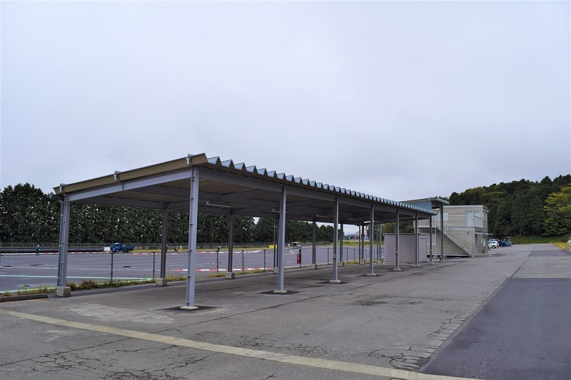 マルチパーパスドライビングコースに隣接のガレージ