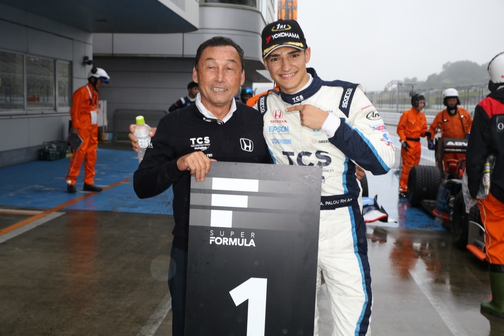 優勝したアレックス・パロウ選手と中嶋悟監督