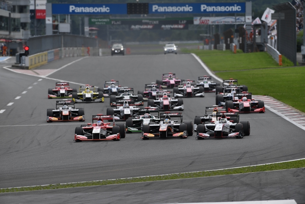 スーパーフォーミュラ　昨年大会の決勝スタートシーン