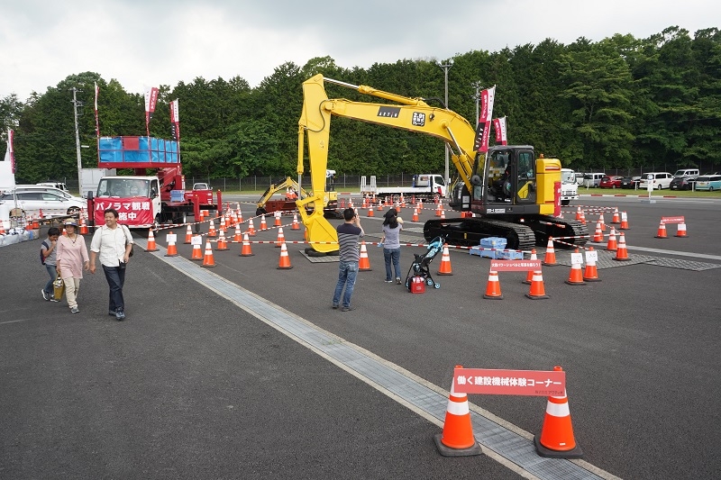 「アクティオ働くクルマ」　協力：株式会社アクティオ