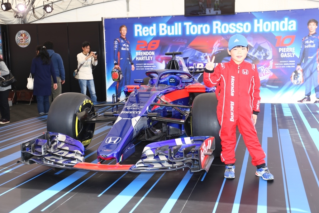 Red Bull Toro Rosso Honda STR13 お子様の記念撮影