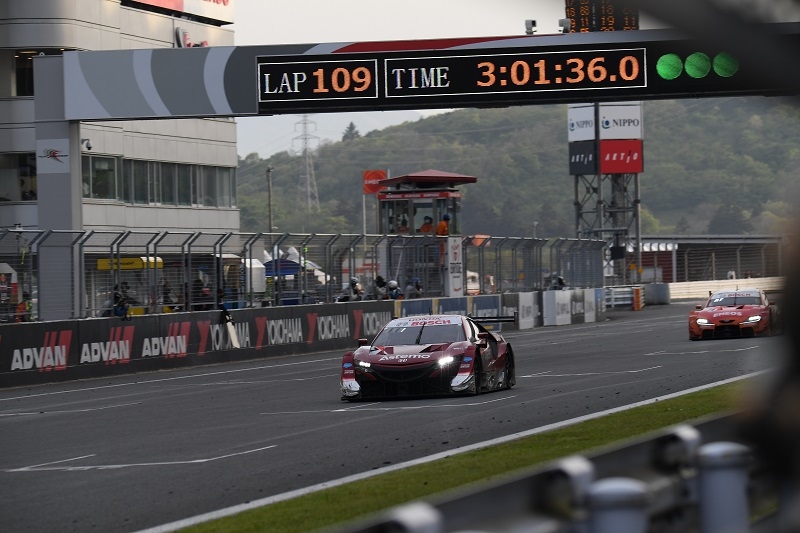 残り1周！トップの#17Astemo NSX-GTに食らいつく#14ENEOS X PRIME GR Supra！